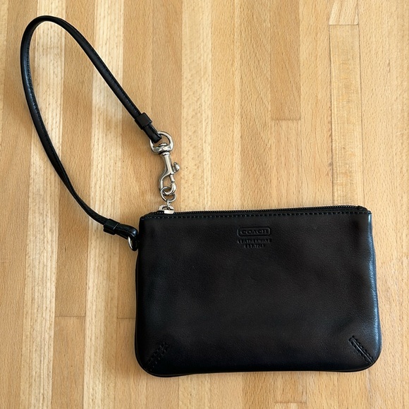 Coach wristlet- like new condition - Picture 1 of 4